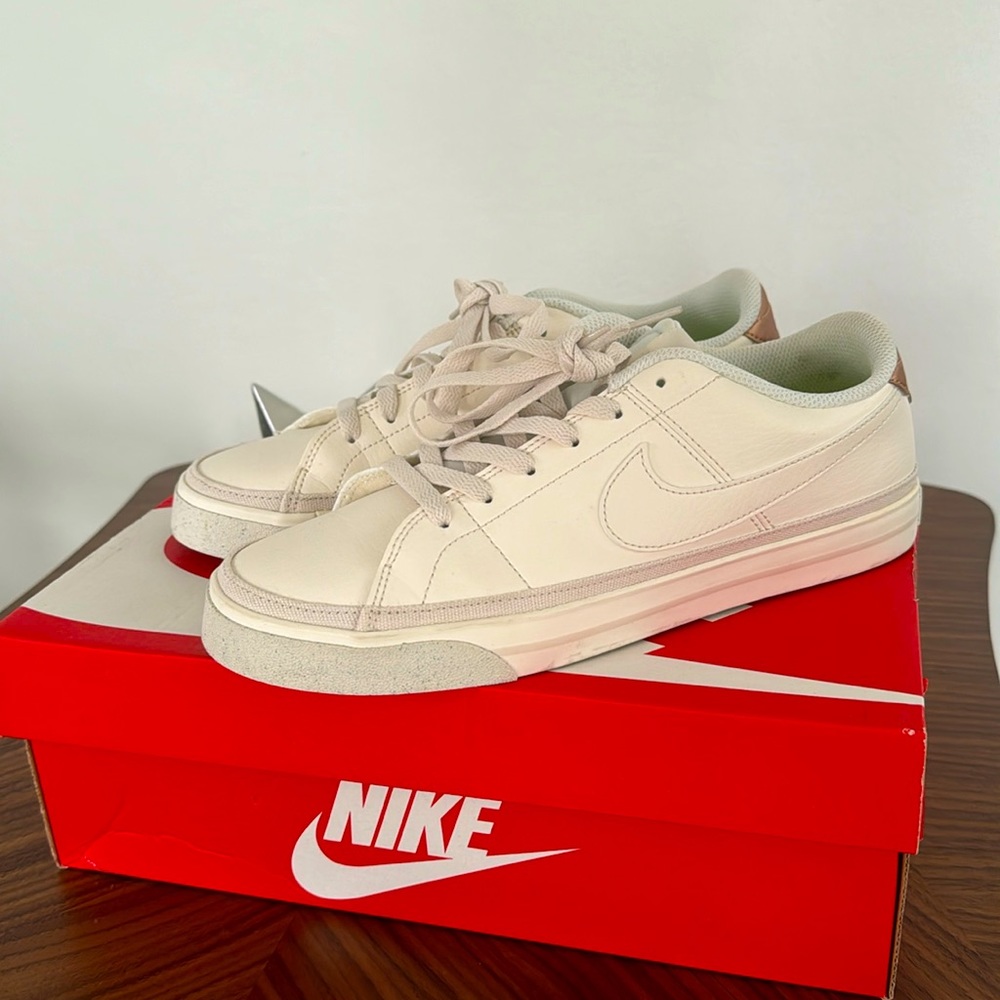 LIKE NEW🤩NIKE COURT LEGACY